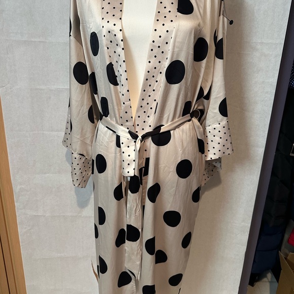 Victoria's Secret Black and Cream Polka Dot Robe - Picture 7 of 8